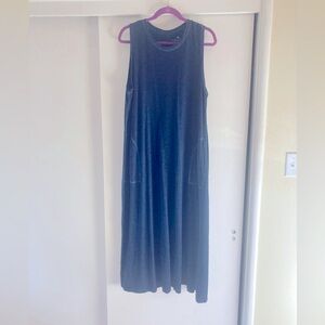 Maxi dress, sleeveless, understated and elegant
